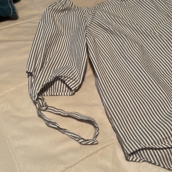 Off the shoulder beach/lake shirt - Picture 2 of 2